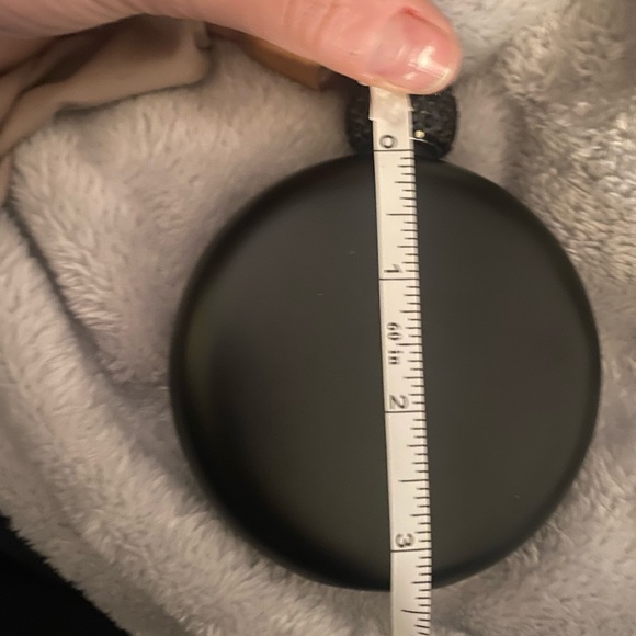 Matte black flask with bejeweled cap - Picture 2 of 7